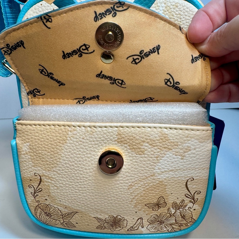 NWT. WondaPop Luxe Disney Cinderella Crossbody Bag. pebble vegan leather. - Picture 5 of 16